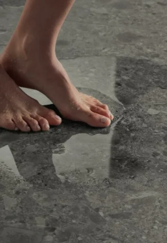 Sensitech finisaj antiderapant dar confortabil gresie portelanata